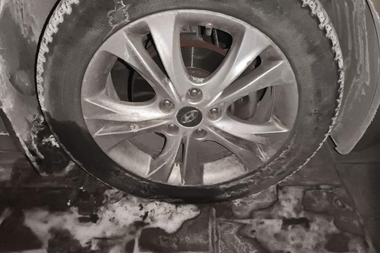 Used Hyundai Sonata 2011 2.0L Automatic Luxury Edition Right Front Wheel Hub
