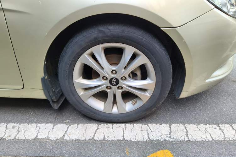 Used Hyundai Sonata 2011 2.0L Automatic Luxury Edition Right Front Wheel Hub