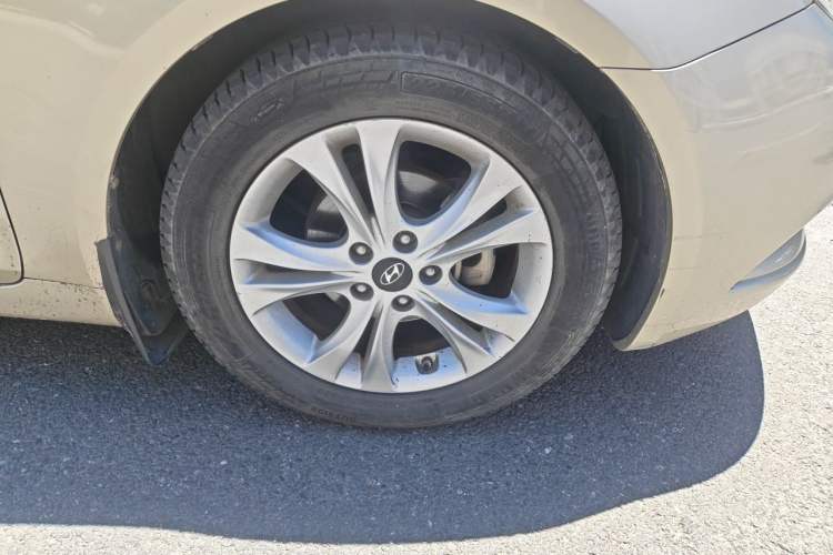 Used Hyundai Sonata 2011 2.0L Automatic Luxury Edition Right Front Wheel Hub