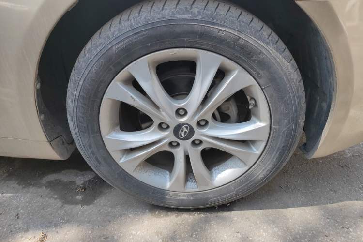 Used Hyundai Sonata 2011 2.0L Automatic Luxury Edition Right Front Wheel Hub