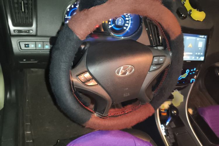 Used Hyundai Sonata 2011 2.0L Automatic Luxury Edition Steering Wheel