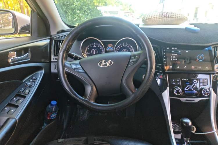 Used Hyundai Sonata 2011 2.0L Automatic Luxury Edition Steering Wheel