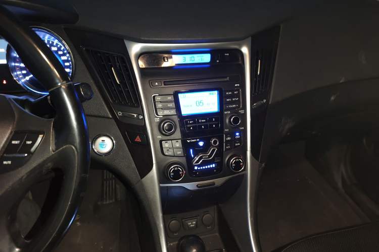 Used Hyundai Sonata 2013 2.0L Automatic Luxury Edition Audio And AC Panel