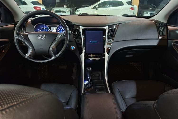 Used Hyundai Sonata 2013 2.4L Automatic Luxury Version China IV Standard Center Console