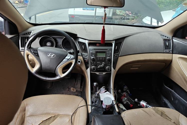 Used Hyundai Sonata 2013 2.0L Automatic Luxury Edition Center Console