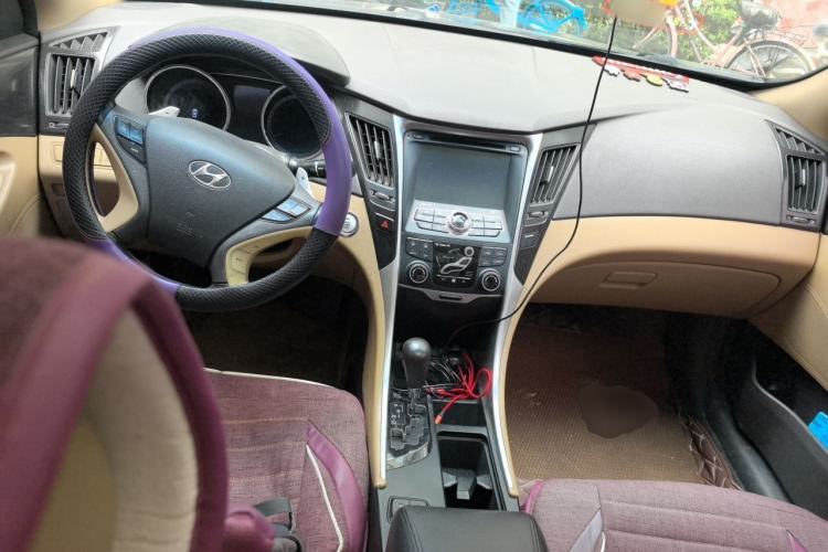 Used Hyundai Sonata 2013 2.4L Automatic Leading Edition China IV Standard Center Console