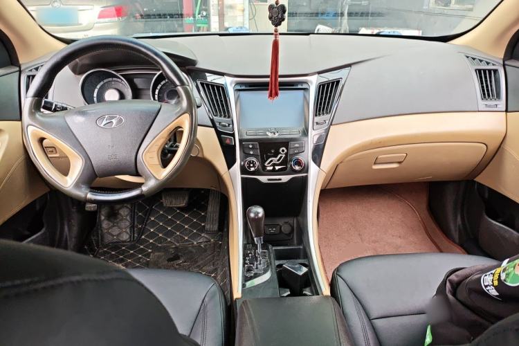 Used Hyundai Sonata 2013 2.0L Automatic Fashion Edition Center Console