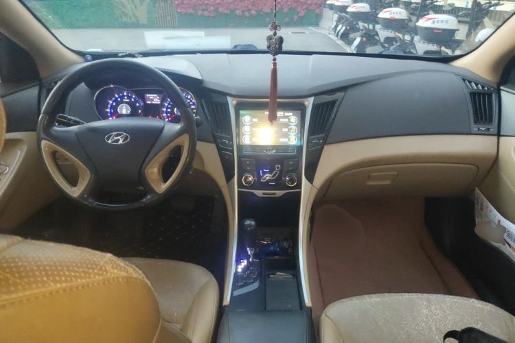 Used Hyundai Sonata 2013 2.0L Automatic Fashion Edition Center Console