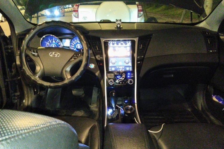 Used Hyundai Sonata 2013 2.4L Automatic Luxury Version China IV Standard Center Console