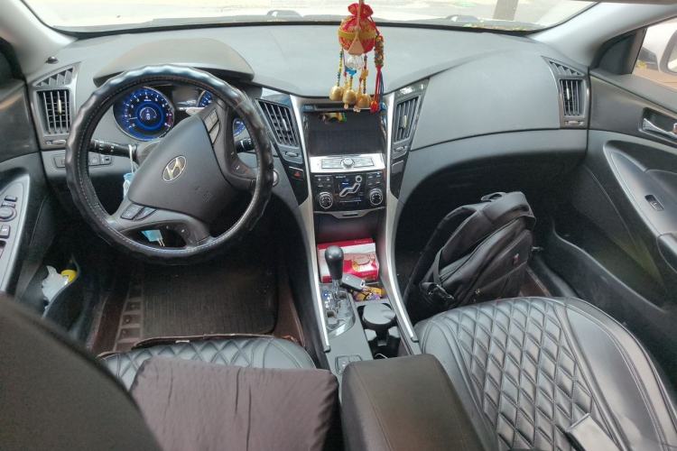 Used Hyundai Sonata 2013 2.0L Automatic Luxury Edition Center Console