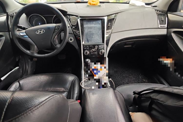 Used Hyundai Sonata 2013 2.0L Automatic Luxury Edition Center Console