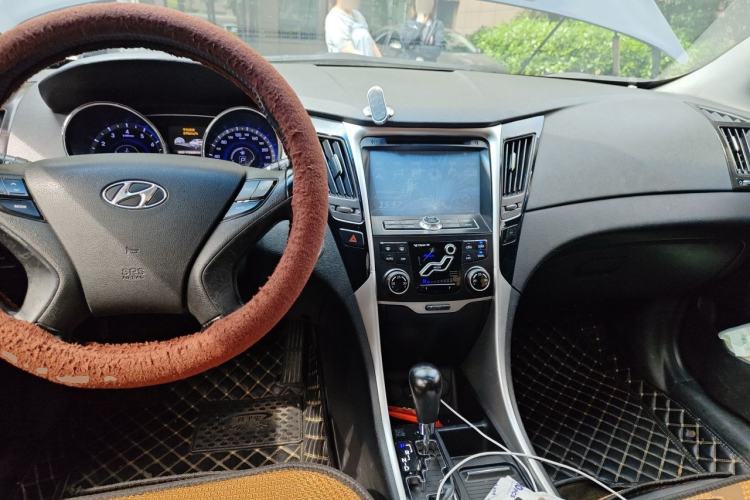 Used Hyundai Sonata 2013 2.0L Automatic Luxury Edition Center Console