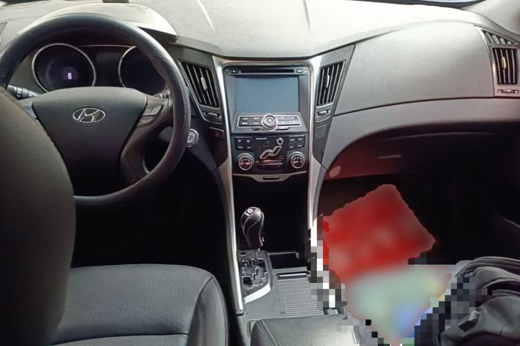 Used Hyundai Sonata 2013 2.0L Automatic Luxury Edition Center Console