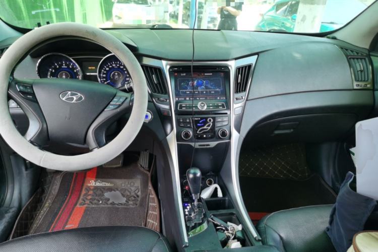 Used Hyundai Sonata 2013 2.4L Automatic Leading Edition China IV Standard Center Console