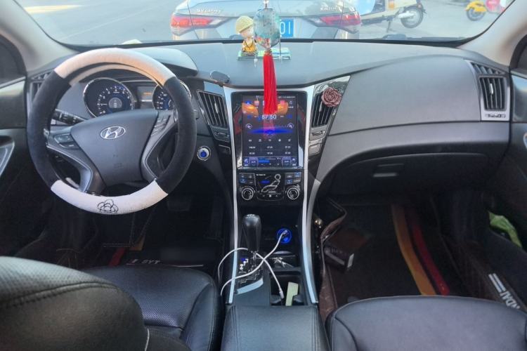 Used Hyundai Sonata 2013 2.4L Automatic Luxury Version China IV Standard Center Console