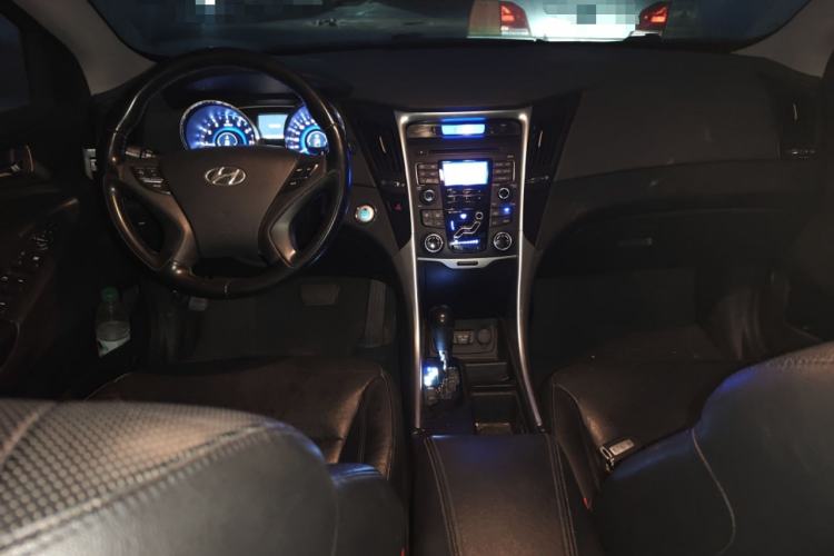 Used Hyundai Sonata 2013 2.0L Automatic Luxury Edition Center Console