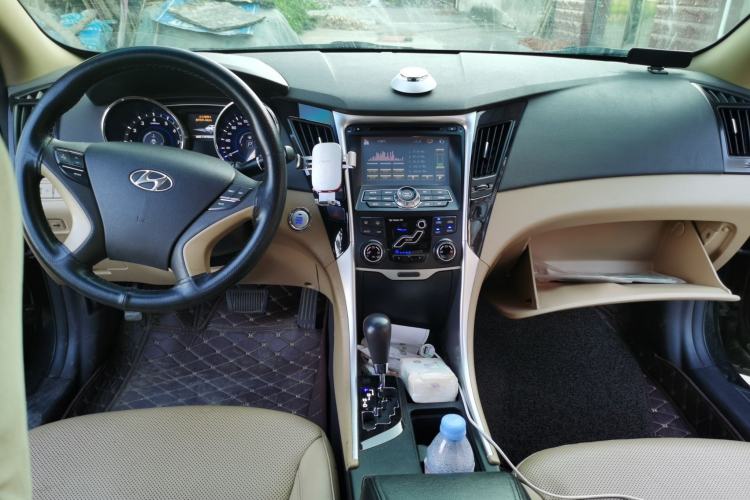 Used Hyundai Sonata 2013 2.4L Automatic Leading Edition China IV Standard Center Console