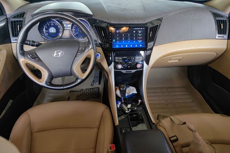 Used Hyundai Sonata 2013 2.4L Automatic Leading Edition China IV Standard Center Console