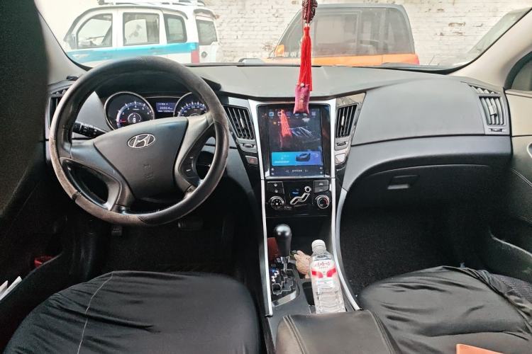 Used Hyundai Sonata 2013 2.0L Automatic Fashion Edition Center Console