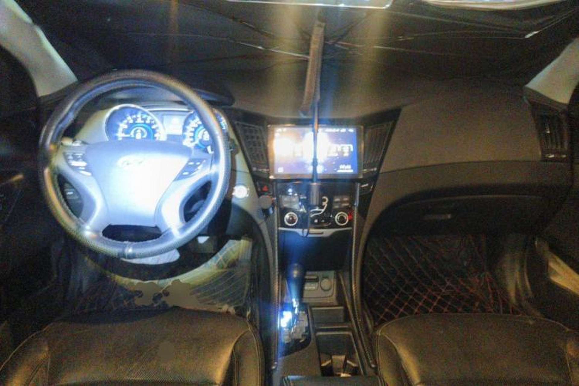 Used Hyundai Sonata 2013 2.4L Automatic Luxury Version China IV Standard Center Console