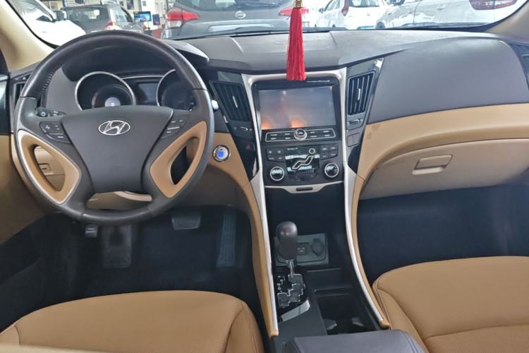 Used Hyundai Sonata 2013 2.0L Automatic Luxury Edition Center Console