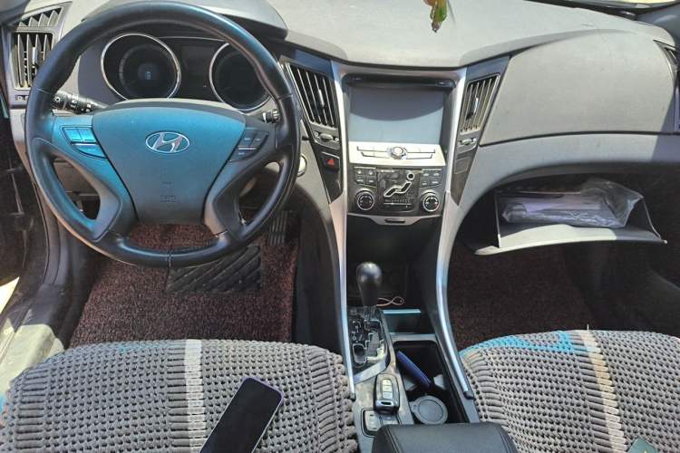 Used Hyundai Sonata 2013 2.4L Automatic Leading Edition China IV Standard Center Console