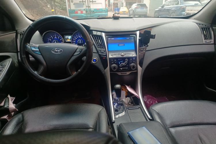 Used Hyundai Sonata 2013 2.4L Automatic Leading Edition China IV Standard Center Console