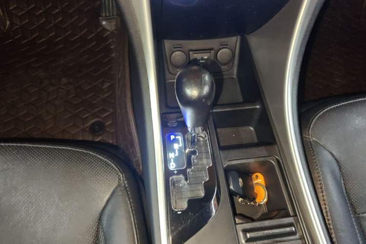 Used Hyundai Sonata 2013 2.4L Automatic Luxury Version China IV Standard Gear Lever