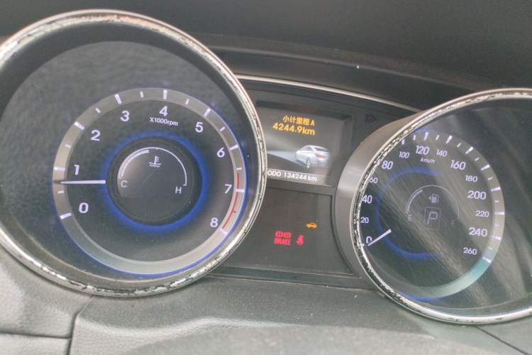 Used Hyundai Sonata 2013 2.0L Automatic Luxury Edition Odometer Close Up