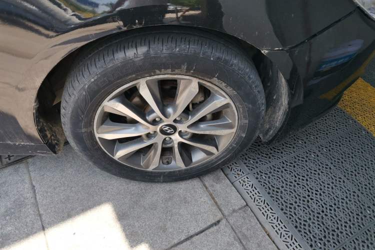 Used Hyundai Sonata 2013 2.0L Automatic Prestige Edition Right Front Wheel Hub