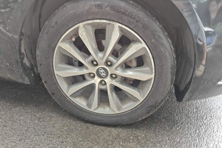 Used Hyundai Sonata 2013 2.0L Automatic Luxury Edition Right Front Wheel Hub
