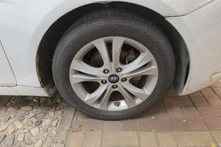 Used Hyundai Sonata 2013 2.0L Automatic Luxury Edition Right Front Wheel Hub