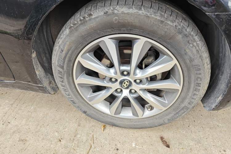 Used Hyundai Sonata 2013 2.0L Automatic Luxury Edition Right Front Wheel Hub