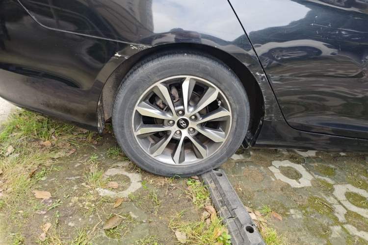 Used Hyundai Sonata 2013 2.0L Automatic Luxury Edition Right Front Wheel Hub