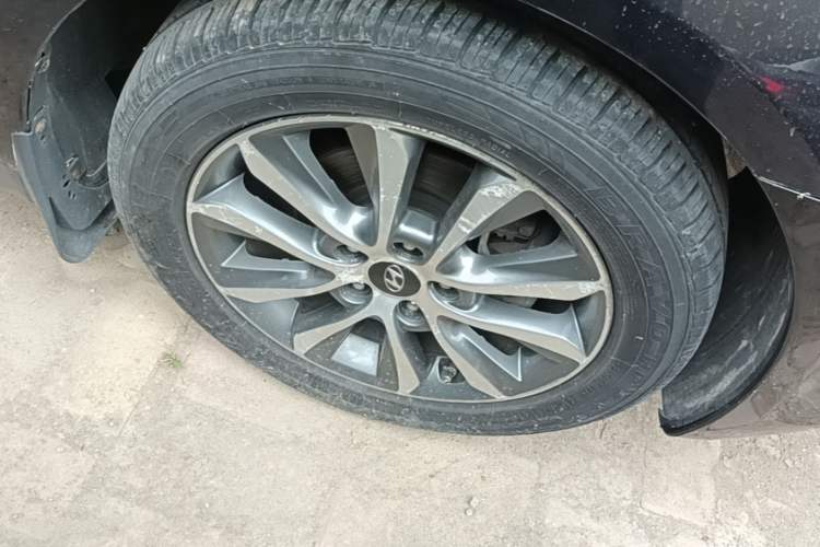 Used Hyundai Sonata 2013 2.0L Automatic Luxury Edition Right Front Wheel Hub