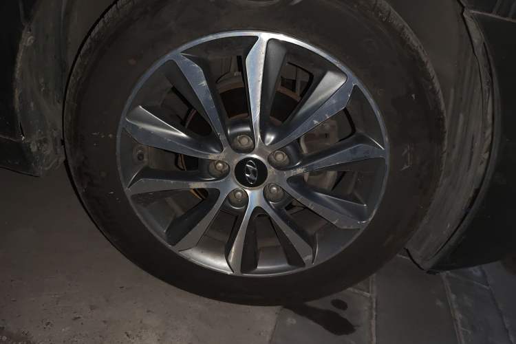 Used Hyundai Sonata 2013 2.0L Automatic Luxury Edition Right Front Wheel Hub
