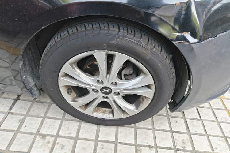 Used Hyundai Sonata 2013 2.0L Automatic Luxury Edition Right Front Wheel Hub