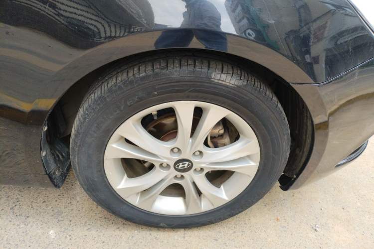Used Hyundai Sonata 2013 2.0L Automatic Luxury Edition Right Front Wheel Hub