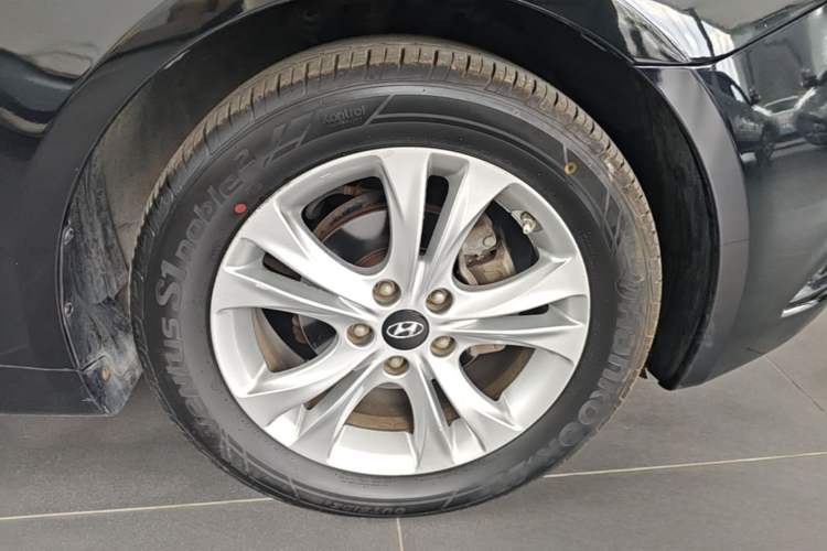 Used Hyundai Sonata 2013 2.0L Automatic Luxury Edition Right Front Wheel Hub