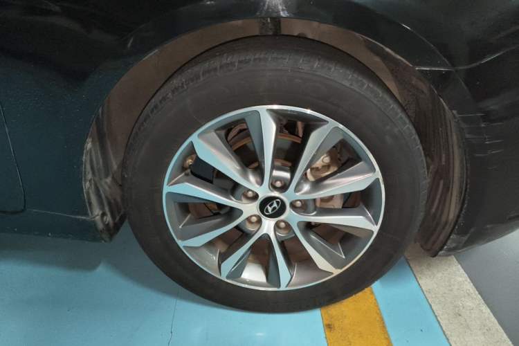 Used Hyundai Sonata 2013 2.0L Automatic Luxury Edition Right Front Wheel Hub