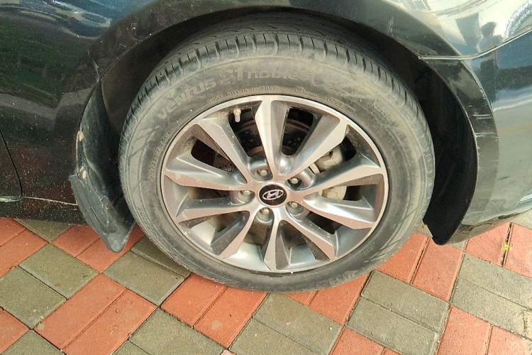 Used Hyundai Sonata 2013 2.0L Automatic Luxury Edition Right Front Wheel Hub