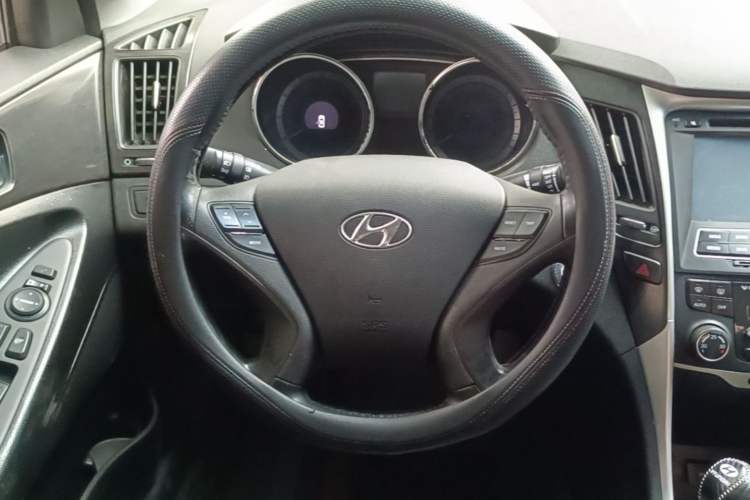 Used Hyundai Sonata 2013 2.0L Automatic Luxury Edition Steering Wheel