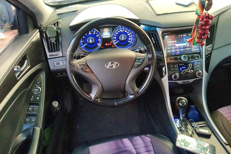 Used Hyundai Sonata 2013 2.0L Automatic Luxury Edition Steering Wheel