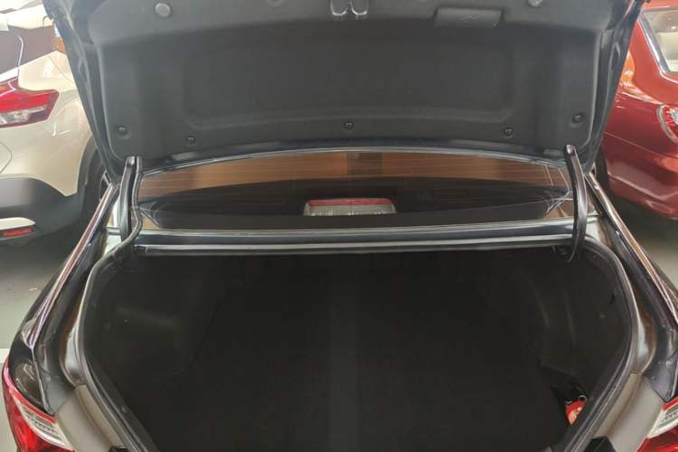 Used Hyundai Sonata 2013 2.4L Automatic Luxury Version China IV Standard Trunk