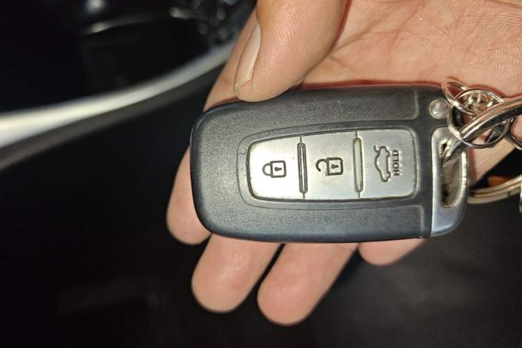 Used Hyundai Sonata 2013 2.4L Automatic Luxury Version China IV Standard Vehicle Key