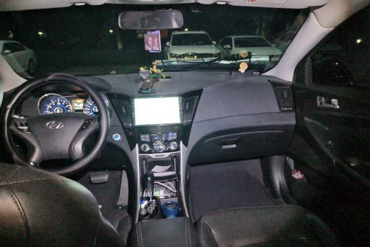 Used Hyundai Sonata 2013 2.4L Automatic Leading Edition China IV Standard Center Console
