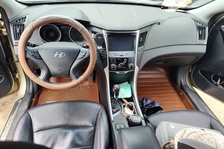 Used Hyundai Sonata 2013 2.0L Automatic Luxury Edition Center Console