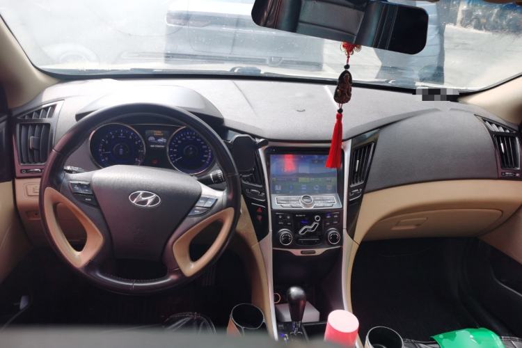 Used Hyundai Sonata 2013 2.0L Automatic Luxury Edition Center Console
