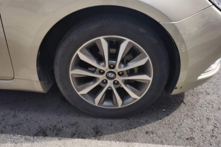 Used Hyundai Sonata 2013 2.0L Automatic Luxury Edition Right Front Wheel Hub