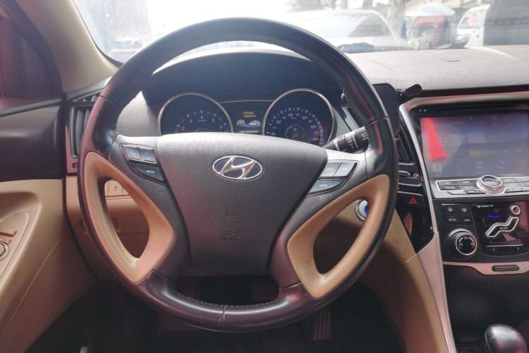 Used Hyundai Sonata 2013 2.0L Automatic Luxury Edition Steering Wheel